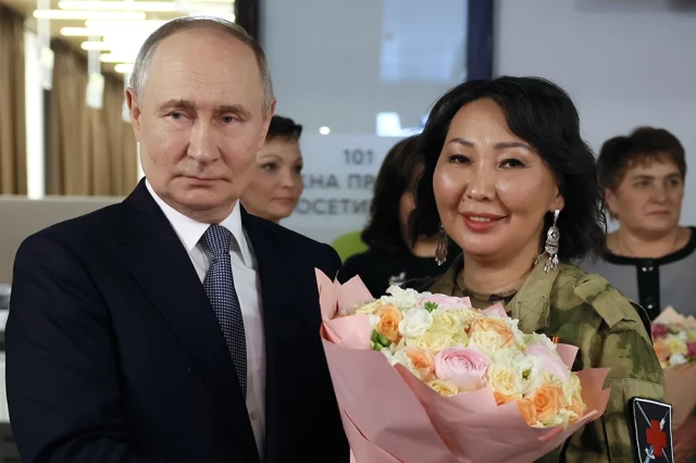 Президент Владимир Путин и ветеран боевых действий Зоя Степанова. 