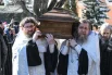 Вынос гроба с телом духовника патриарха Московского и всея Руси Кирилла схиархимандрита Илия.