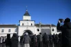 Верующие в монастыре Оптина пустынь.