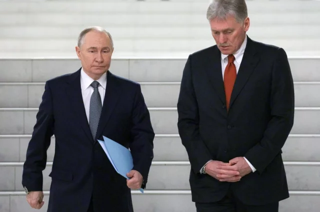 Президент РФ Владимир Путин и пресс-секретарь президента РФ Дмитрий Песков.