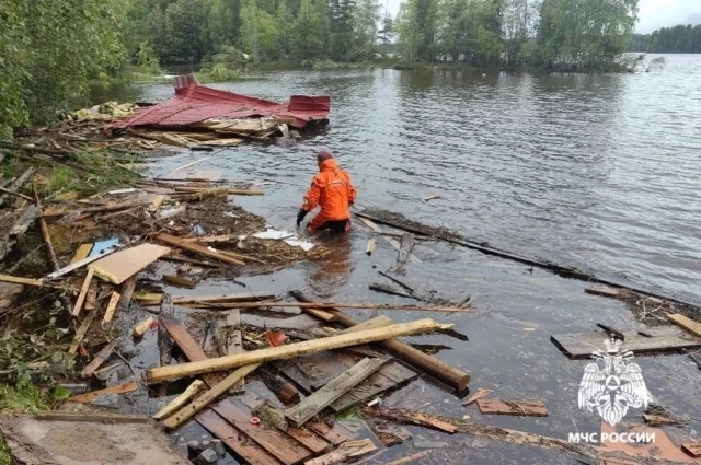 Потоки воды сносили  жилые дома и постройки
