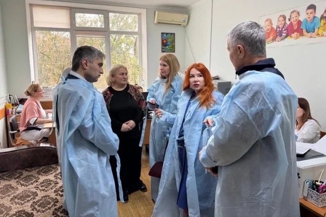 Трёх детей нерадивой матери обследуют врачи. 