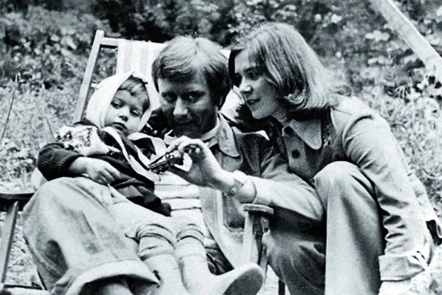 В 1974 году Андрей Миронов и Лариса Голубкина всё-таки съехались. Через два года отправились в ЗАГС.