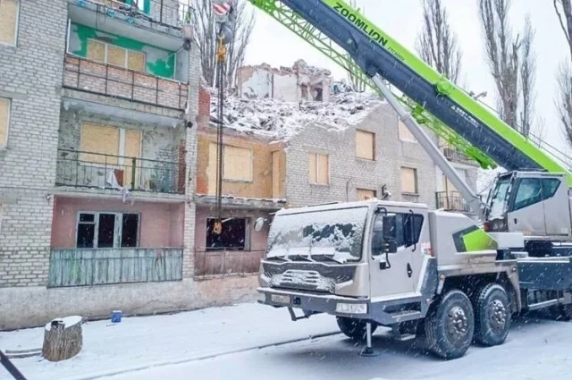 В некоторых местах разрушенную часть здания пришлось  разбирать до основания. 