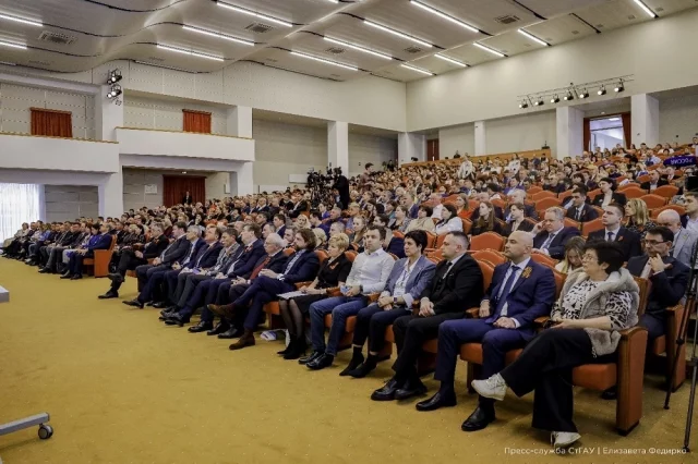 Владимир Владимиров и Владимир Ситников открыли пленарное заседание форума, на котором присутствовали более 800 человек.