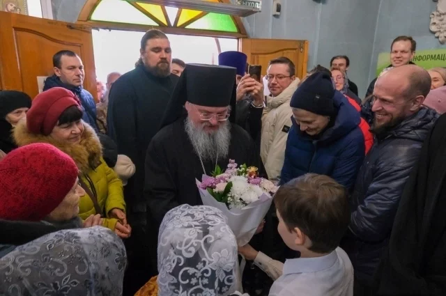 Новый глава Красноярской митрополии Никита встречается с паствой в Кафедральном соборе Красноярска.