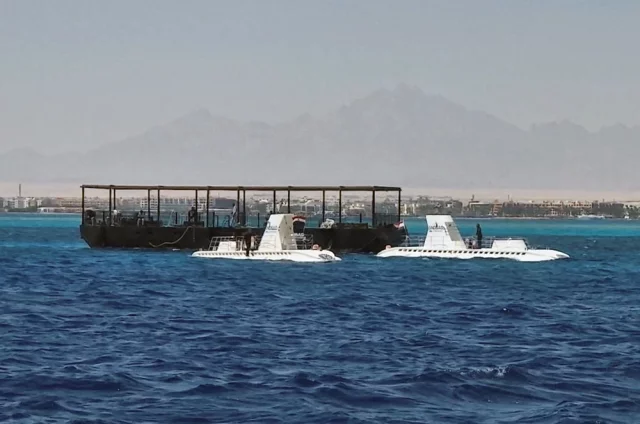 Вид на подводные лодки Sindbad в море у берегов Хургады.
