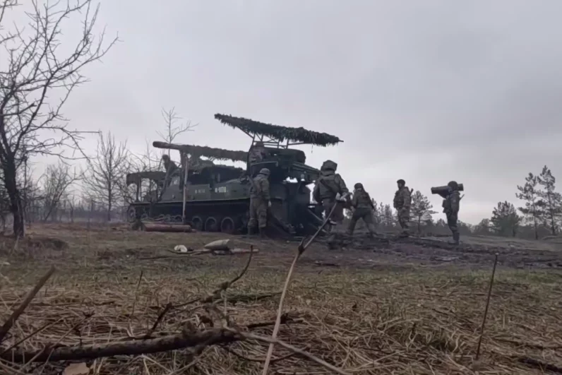 После выполнения боевой задачи военнослужащие замаскировали орудие.