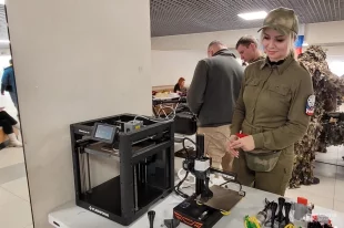 Вот на такой маленькой машинке печатают детали и устройства для наших дронщиков.