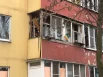 Жильцы убирают осколки стёкол на своих балконах.