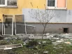 Битое стекло и вынесенные оконные рамы около дома на Лизы Чайкиной, 57.