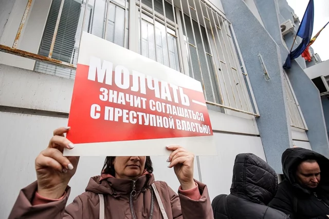 Но, несмотря на фактический раскол страны, Санду решила довести свое дело до конца.