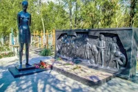 Памятник воспитанникам ейского детдома, зверски замученным фашистами в 1942 году. 