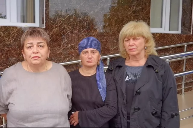 Фатима Тасоева (на фото слева) добивалась справедливости на протяжении года.