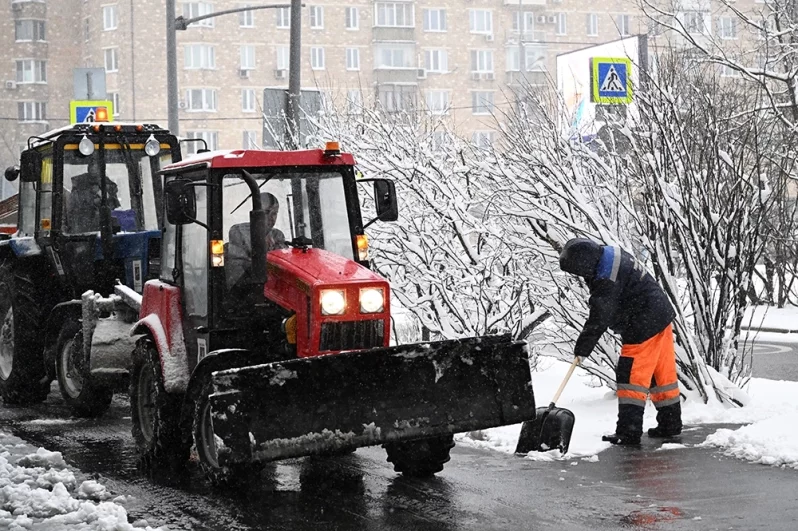 Города накроет снегопад. В Москве коммунальщики усилили работу городских служб.