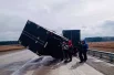 На трассе в Красноярском крае ветром чуть не опрокинуло грузовик, помогли полицейские с лебедкой.