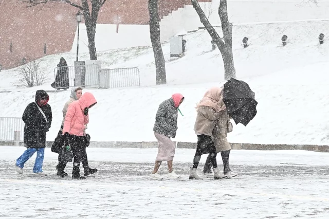 В течение воскресенья Москву и Подмосковье заносило снегом. 