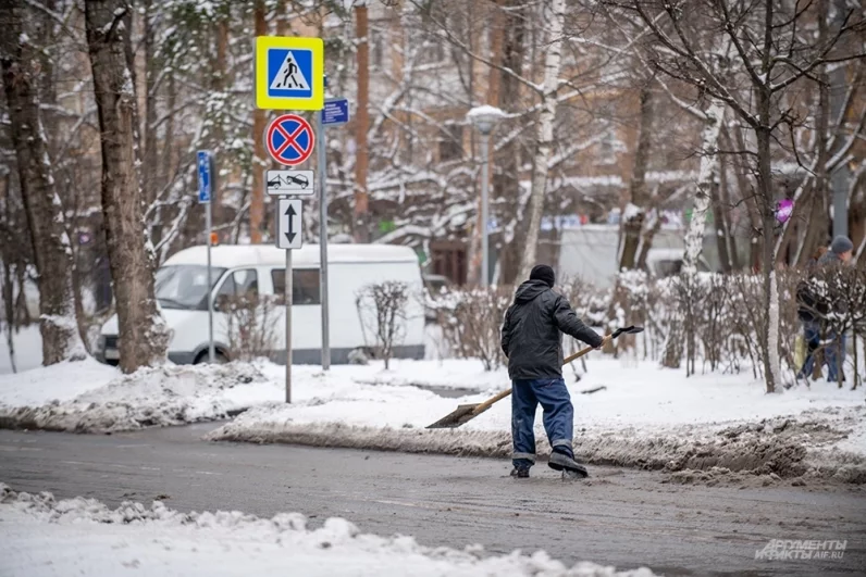Чистка дорог от снега.