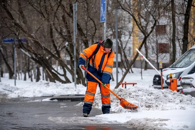 Чистка дорог от снега.