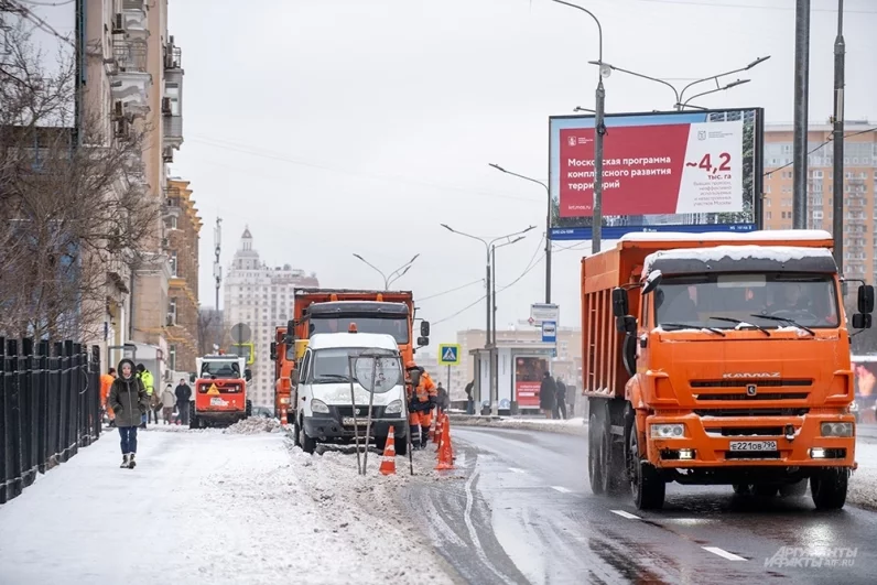 Чистка дорог от снега.