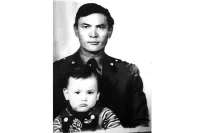 Бямба Цэрэндаш с сыном Денисом в годы офицерской службы в монгольской армии. 