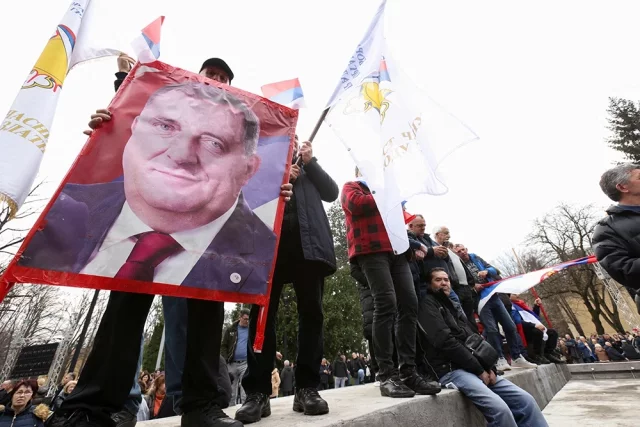 Митинг боснийских сербов в поддержку президента Республики Сербской Милорада Додика.