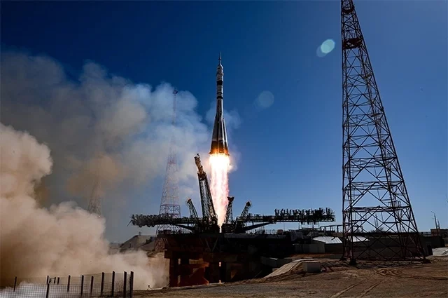 Запуск ракеты-носителя «Союз-2.1а» с кораблем «Союз МС-27» с космодрома Байконур. Пуск посвящен 80-летию победы в Великой Отечественной войне. «Союз-2.1а» получил название «Ракета Победы», его украсили символикой годовщины. 8 апреля 2025 г.
