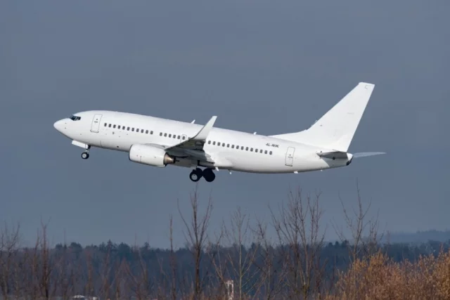 Есть данные, что норвежский санитарный борт Boeing 737-783 вывозит раненых практически круглосуточно.
