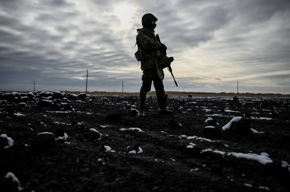 Военнослужащий реактивной артиллерийской батареи подразделения 44 армейского корпуса группировки войск «Север» в Белгородской области.