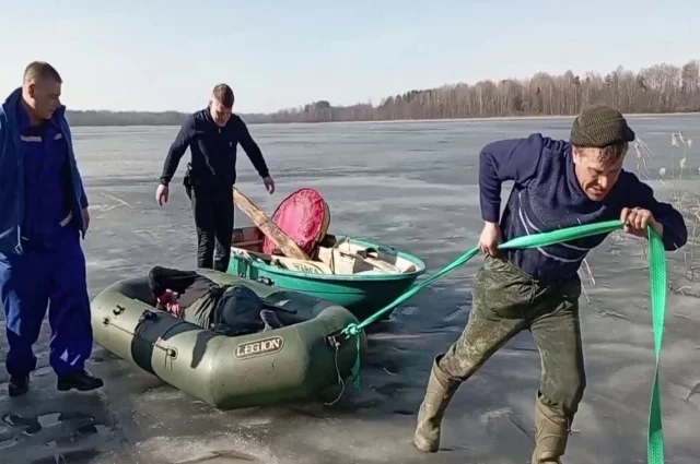 Спасенный мужчина находился в ледяной воде около двух часов