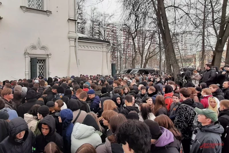 Церемония прощания с рэпером Пашей Техником возле храма Петра и Павла в Лефортово в Москве.