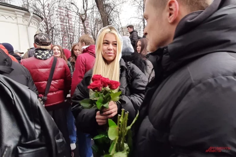 Церемония прощания с рэпером Пашей Техником возле храма Петра и Павла в Лефортово в Москве.