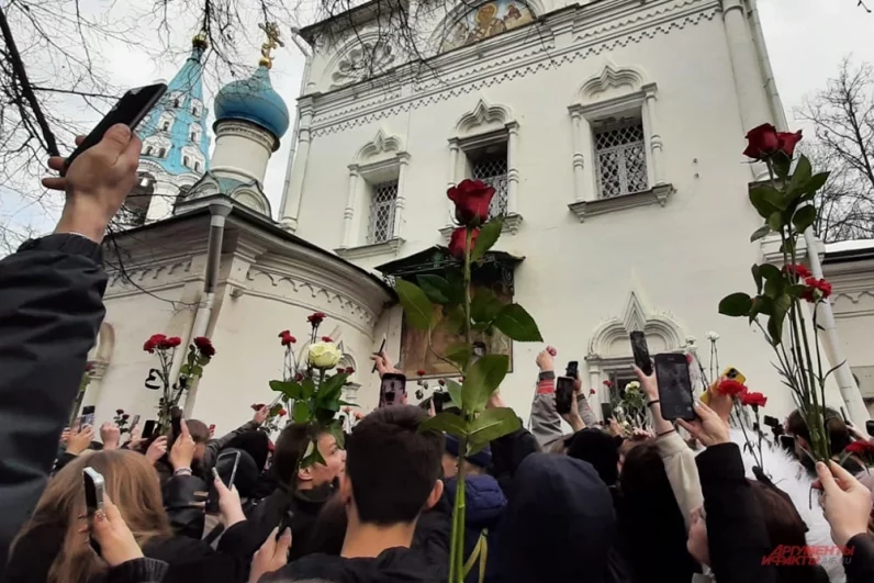 Церемония прощания с рэпером Пашей Техником возле храма Петра и Павла в Лефортово в Москве.