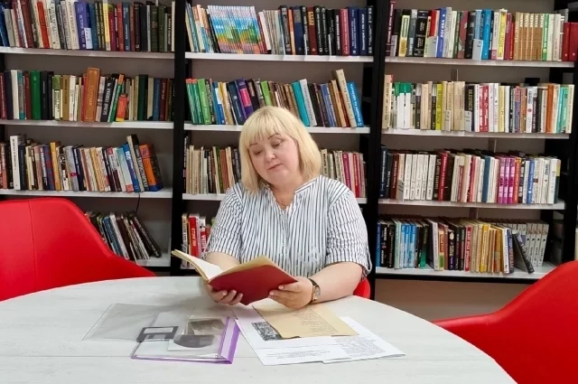 Зоя Фесан с рукописью.