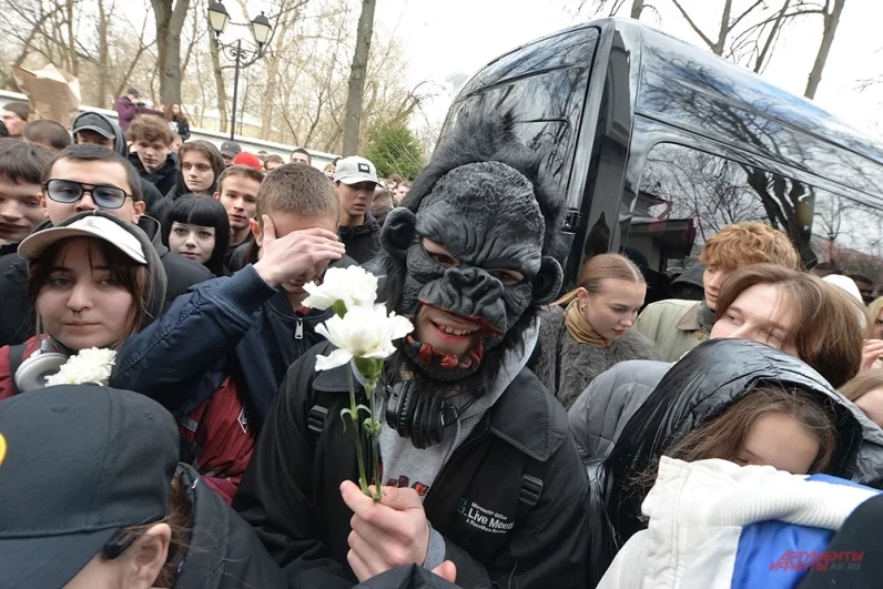 Церемония прощания с рэпером Пашей Техником возле храма Петра и Павла в Лефортово в Москве.
