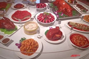 В Китае живет много народностей, которые представляют свою культуру еды — приготовление, набор специй, различные системы обработки продуктов.