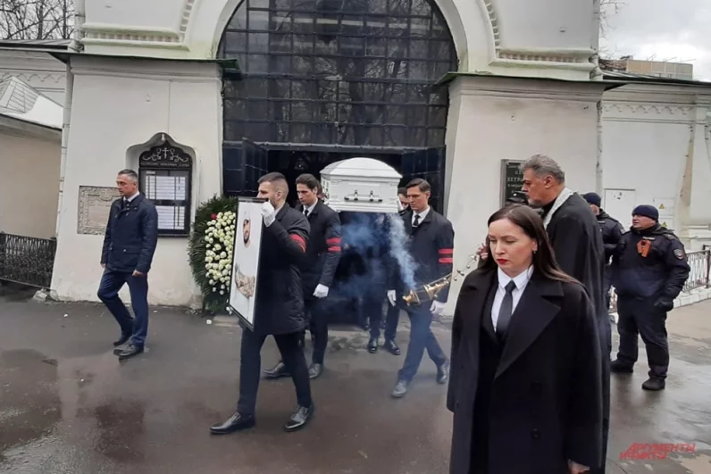 Церемония прощания с рэпером Пашей Техником возле храма Петра и Павла в Лефортово в Москве.
