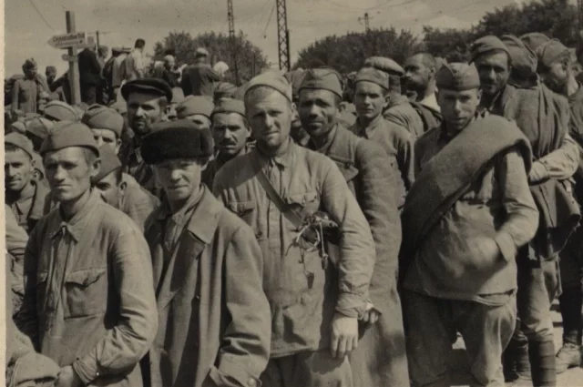Советские военнопленные на пути в лагерь в Ламсдорфе.