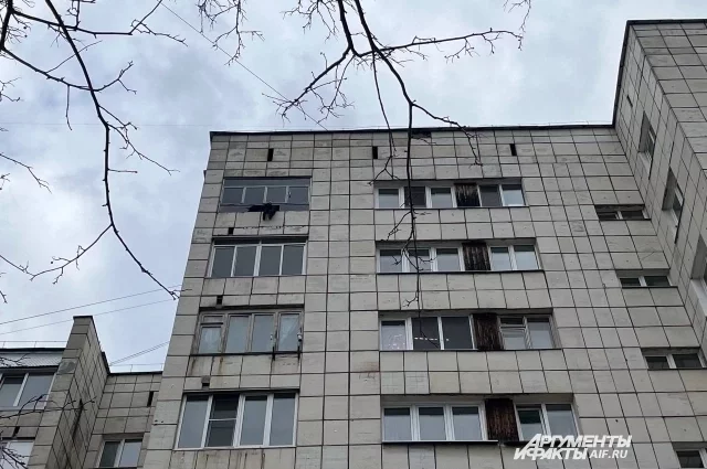 Он выбил окно и начал свисать