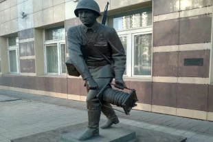 Памятник воину-связисту, прототипом которого стал Борис Кузнецов.