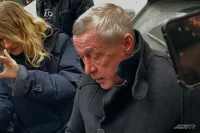 Михаил Ефремов освобожденный из колонии у свого дома в Плотниковом переулке. 