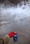 Температура воды у бортов озера достигает 52 градусов.