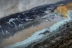 На поверхности озера можно увидеть голубую пленку.