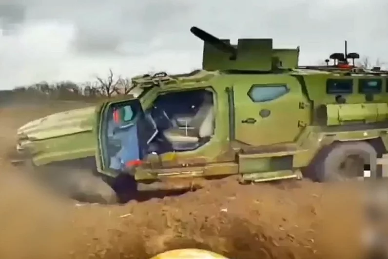 Записанные военнослужащими видео подтверждения поражения целей стали наглядной демонстрацией мастерства операторов FPV-дронов.