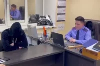 Следователи допрашивают мужчину.