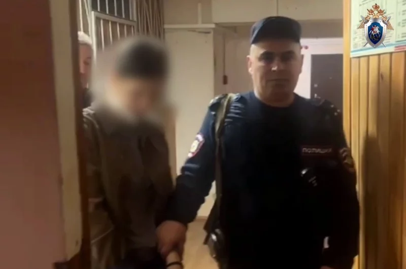 Мать четырех детей, обвиняемая в убийстве, идет на допрос.
