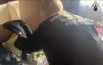 Следователь осматривает одежду мальчиков.