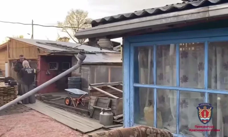 Во дворе.