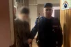 Мать четырех детей, обвиняемая в убийстве, идет на допрос.