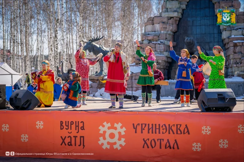 По древнему поверью народов ханты и манси, именно ворона приносит долгожданное тепло и пробуждение всего живого.